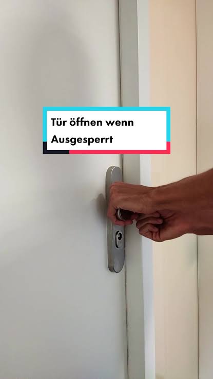 Zugeteilte Wohnungstür, die vom Schlüsseldienst geöffnet wird