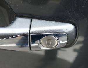 Schlüsseldienst öffnet behutsam eine Autotür